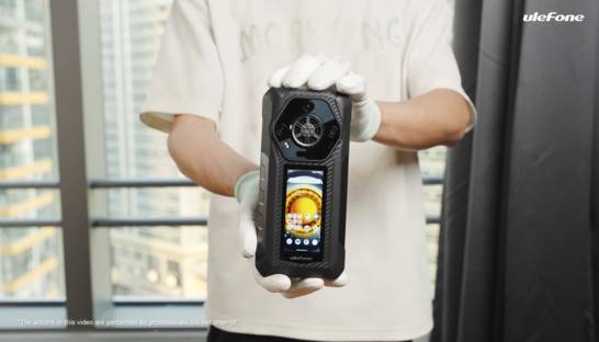 Бронированный смартфон с допэкраном на заднике давили машиной, сверлили и заморозили