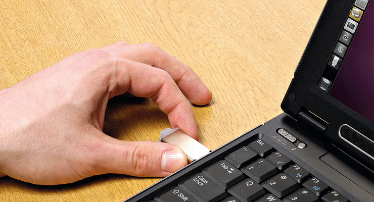 Специалисты назвали 5 устройств, которые опасно подключать к ноутбуку