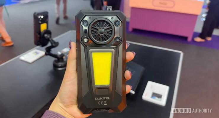 Oukitel показала смартфон с прикуривателем и батареей на 20 000 мАч