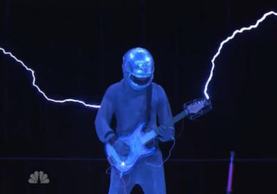 Электрогитару научили управлять молнией