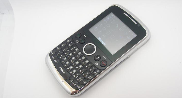 OTECH F1 - телефон на четыре SIM карты