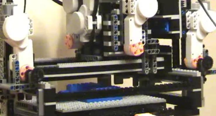 Робот из Lego собирает модели