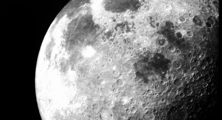 Российские ученые увидели на Луне загадочный луч