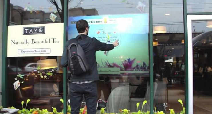 Канадское кафе установило интерактивные витрины