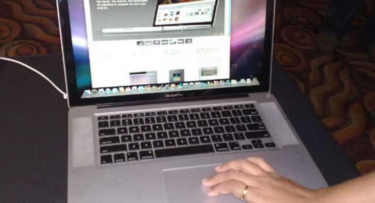 Владельцы новых MacBook Pro жалуются на частые зависания ноутбука