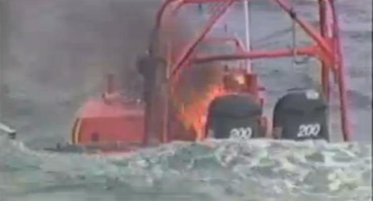 Военные США подожгли лодку лазером