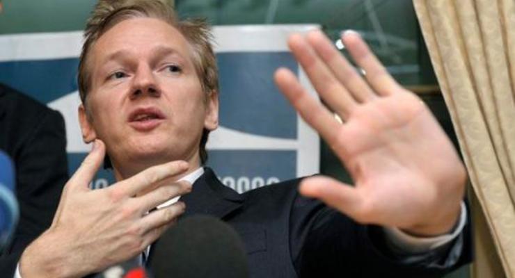 Основатель Wikileaks назвал Facebook злом