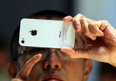 Названы самые популярные телефоны июня