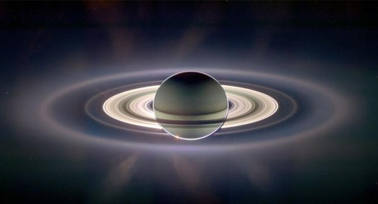 Зонд NASA заснял темную сторону Сатурна