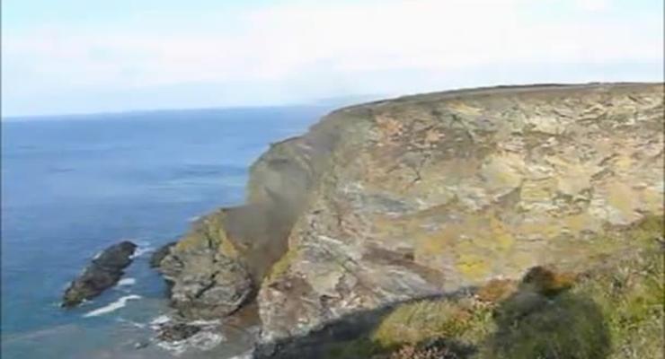 Шокирующее видео: скала обвалилась в море
