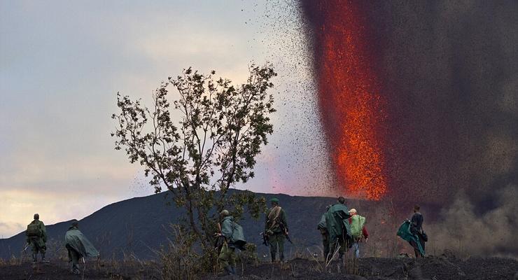 Выходные в аду: Туристы облюбовали огненный вулкан