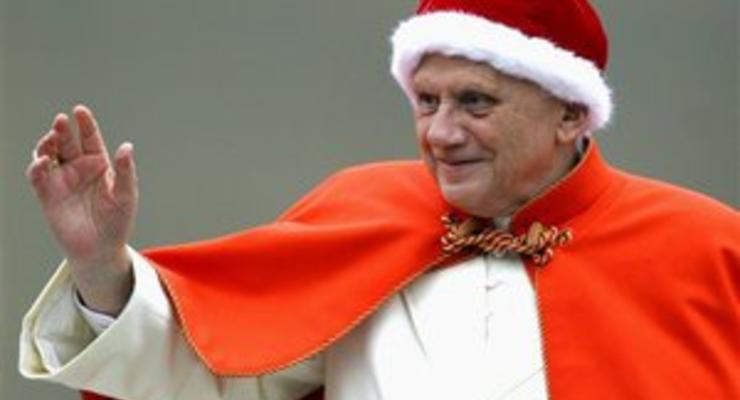 Папа Римский зажег рождественскую елку при помощи планшета