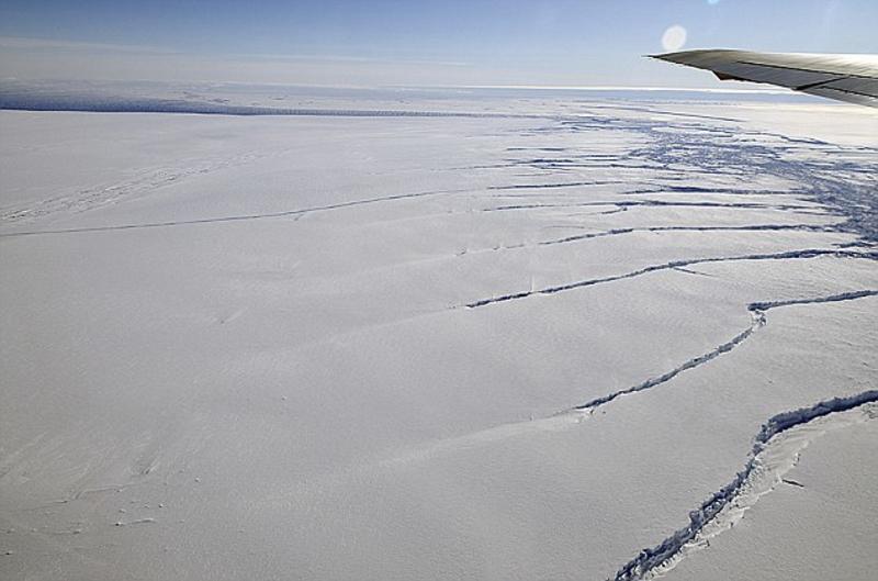 Ученые: Гигантский айсберг может изменить погоду на Земле / dailymail.co.uk