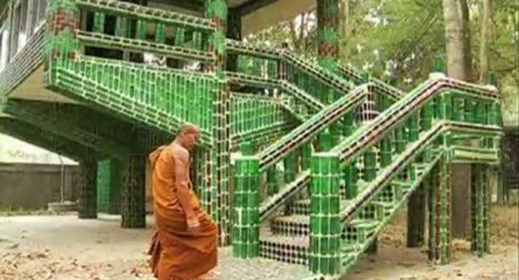 Буддийский монастырь из пивных бутылок (ВИДЕО)