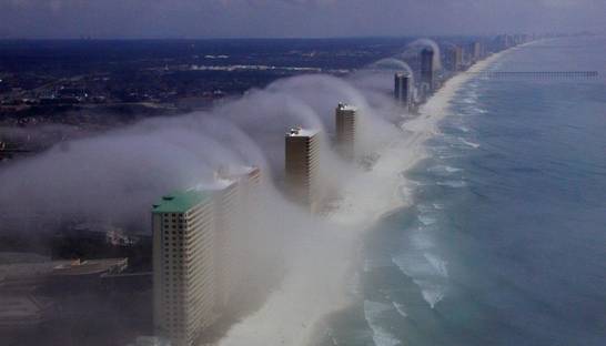 Прибрежный город накрыло цунами из тумана (ФОТО)