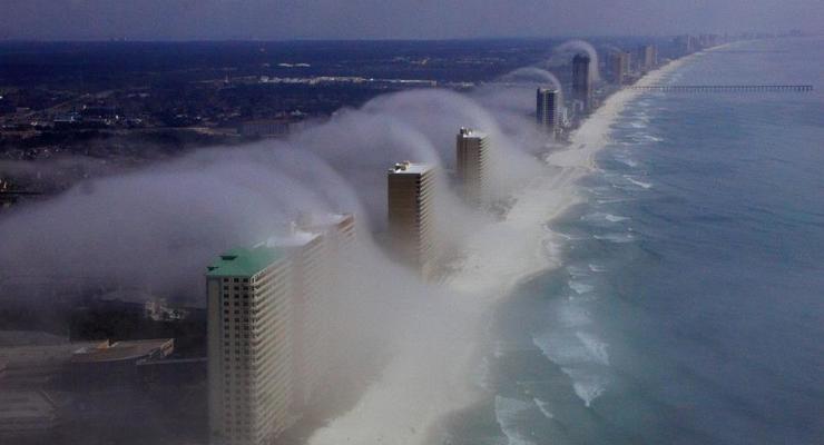 Прибрежный город накрыло цунами из тумана (ФОТО)