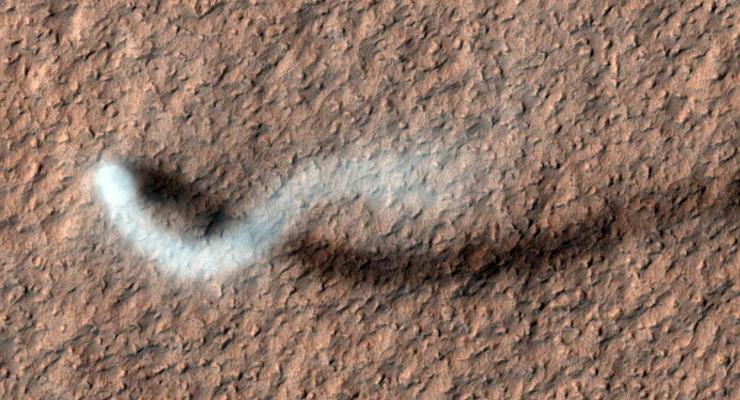 На Марсе увидели гигантский смерч