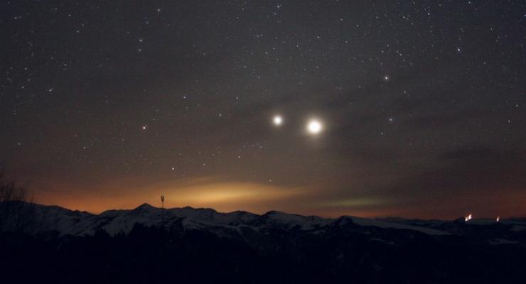 Космический поцелуй: в четверг можно увидеть слияние Юпитера и Венеры