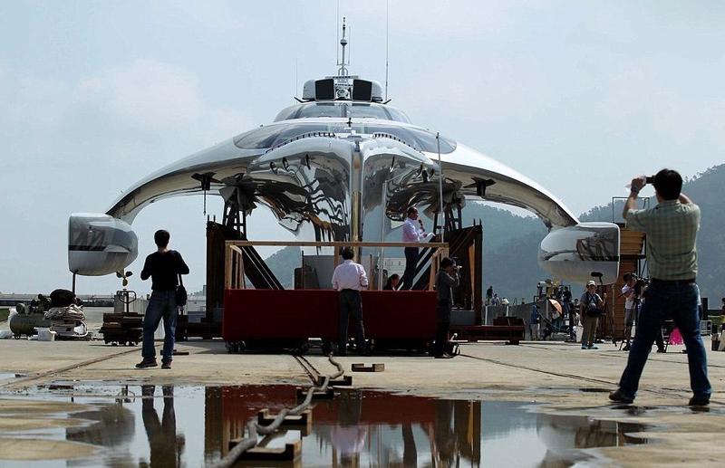 Китайцы построили уникальную яхту-звездолет / China Photo Press