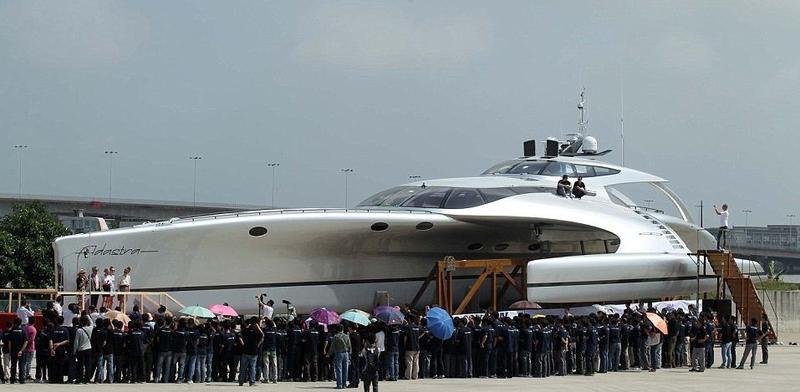 Китайцы построили уникальную яхту-звездолет / China Photo Press