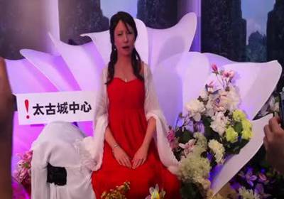 Изящная девушка-робот дала первый концерт