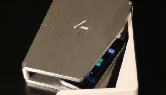 Представлена зарядка, убивающая микробы на телефоне