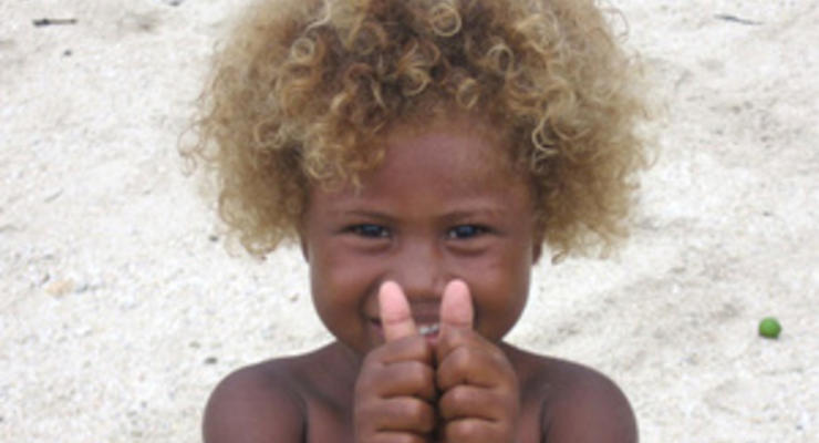 Светлый цвет волос меланезийцев и европейцев определяют разные гены