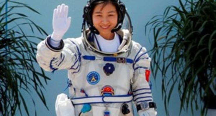 Китай запустил корабль с женщиной-космонавтом на борту