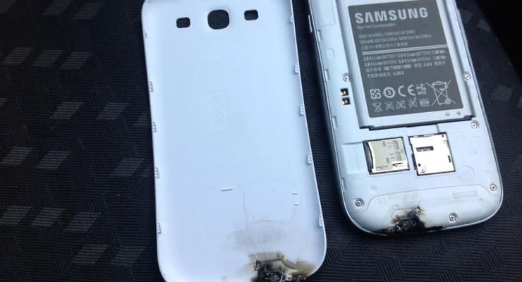 Смартфон Samsung Galaxy S III загорелся и взорвался