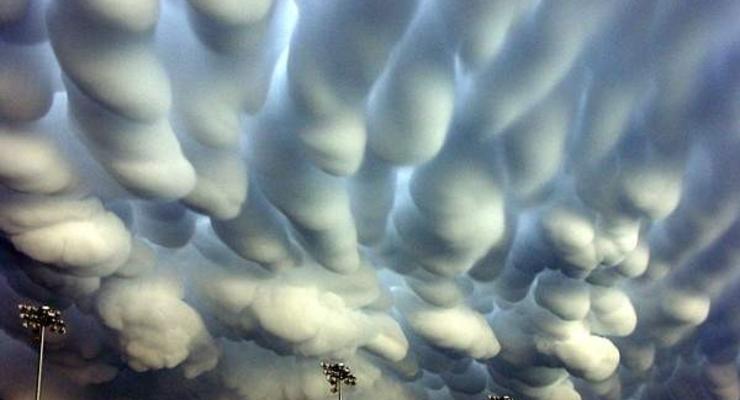 Лицо в небе и гигантский гриб: ТОП-10 самых необычных облаков (ФОТО)