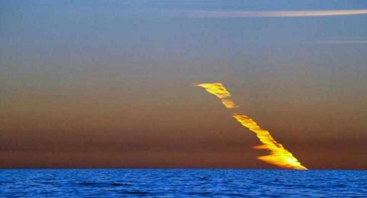 Огонь в небе: метеорит упал в океан (ФОТО)