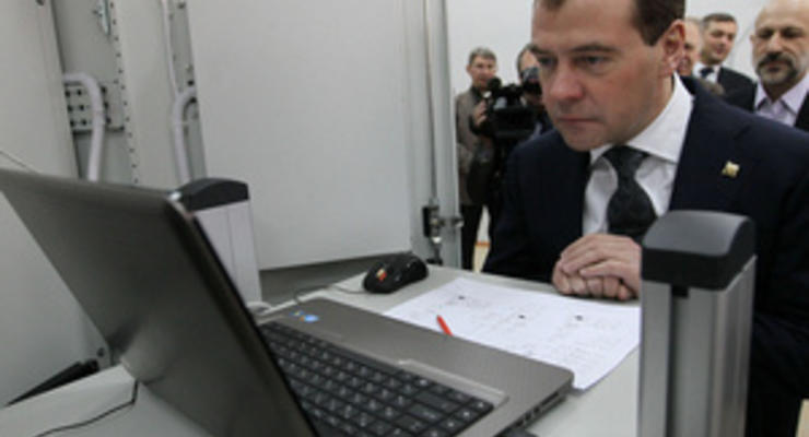 Медведев: социальные сети блокировать невозможно