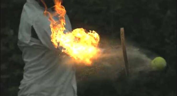 Игра с огнем: ролик с горящим теннисом стал хитом на YouTube (ВИДЕО)