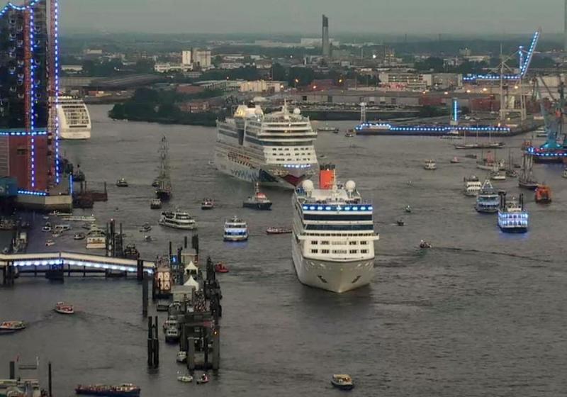Роскошь напоказ: круизные лайнеры прошли парадом по реке (ФОТО, ВИДЕО) / hamburg.de