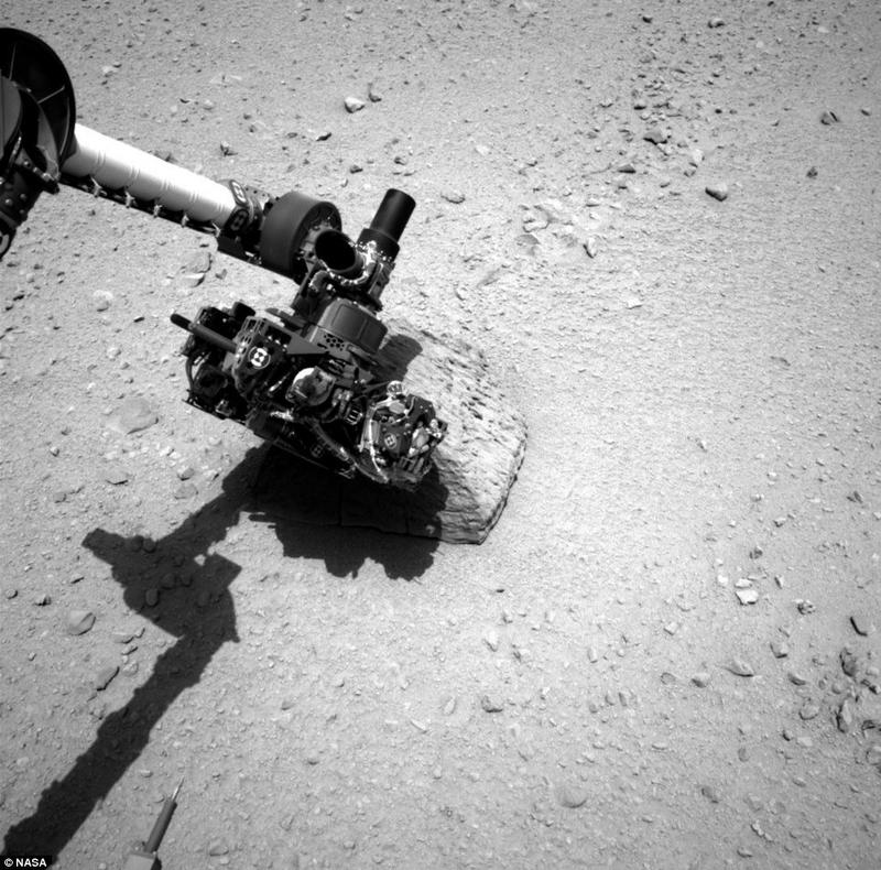 Марсоход впервые прикоснулся щупальцем к Красной планете / nasa.gov