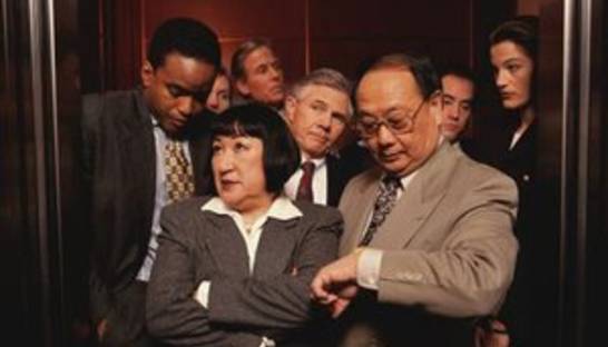 Почему мы так странно ведем себя в лифтах?