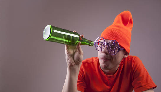 Интересный факт дня: почему от удара по горлышку у бутылки выбивается дно