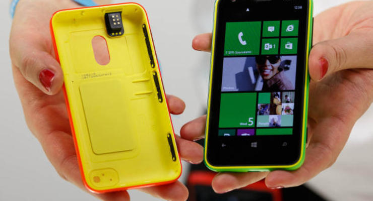 Гаджет дня: Nokia Lumia 620 - цветастый и доступный (ФОТО)
