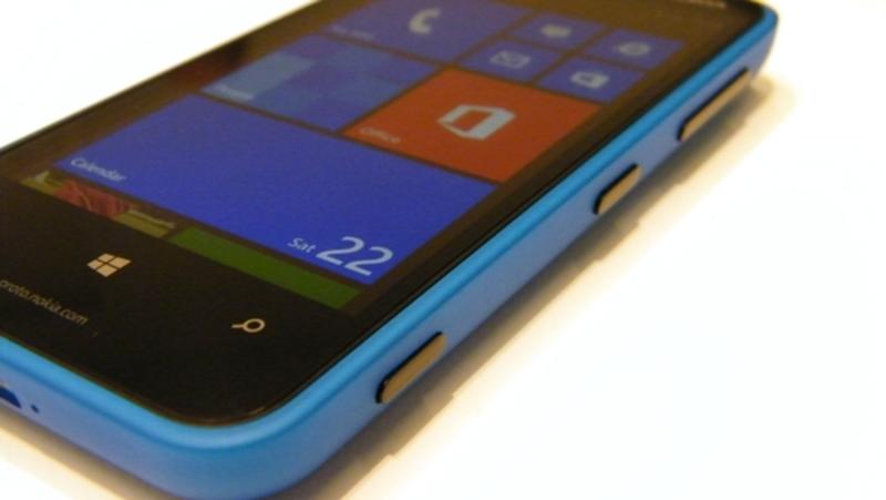 Гаджет дня: Nokia Lumia 620 - цветастый и доступный (ФОТО) / futurecdn.net