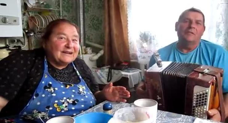 Видео дня: Брат и сестра из белорусской деревни покорили интернет
