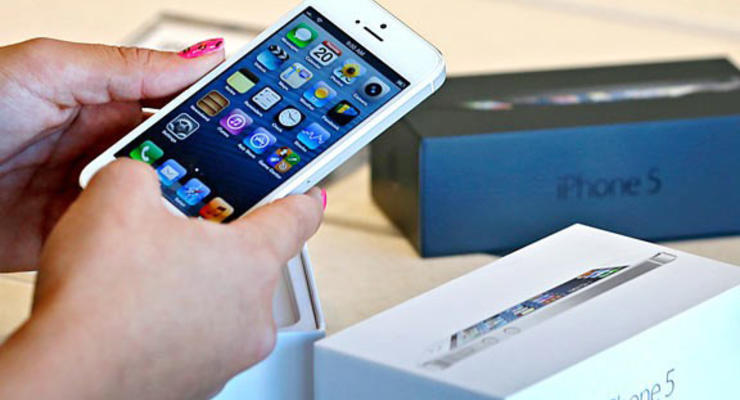 Дороже, чем в Украине: Россия начала продажи iPhone 5 (ФОТО)