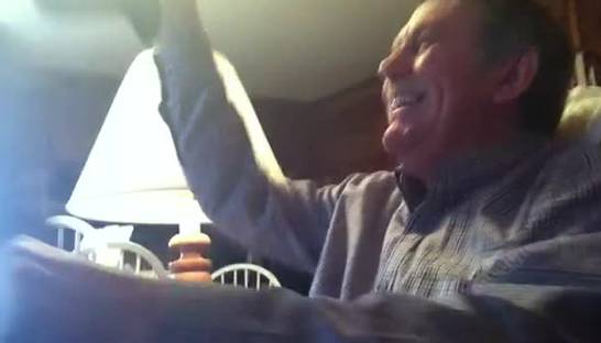 Видео дня: плачущий мужчина стал героем YouTube