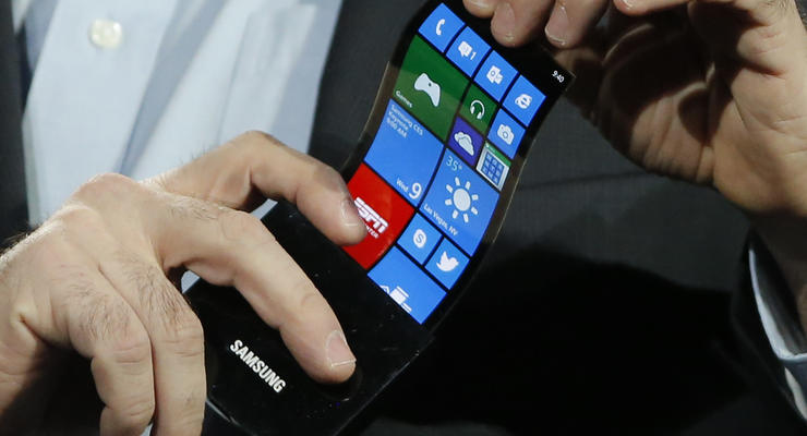 Согни телефон: Samsung показал гибкие экраны для мобилок (ВИДЕО)