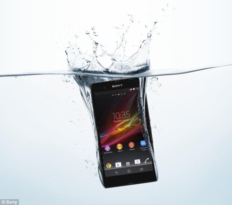 Мощный и водонепроницаемый телефон от Sony оказался дешевле iPhone / dailymail.co.uk