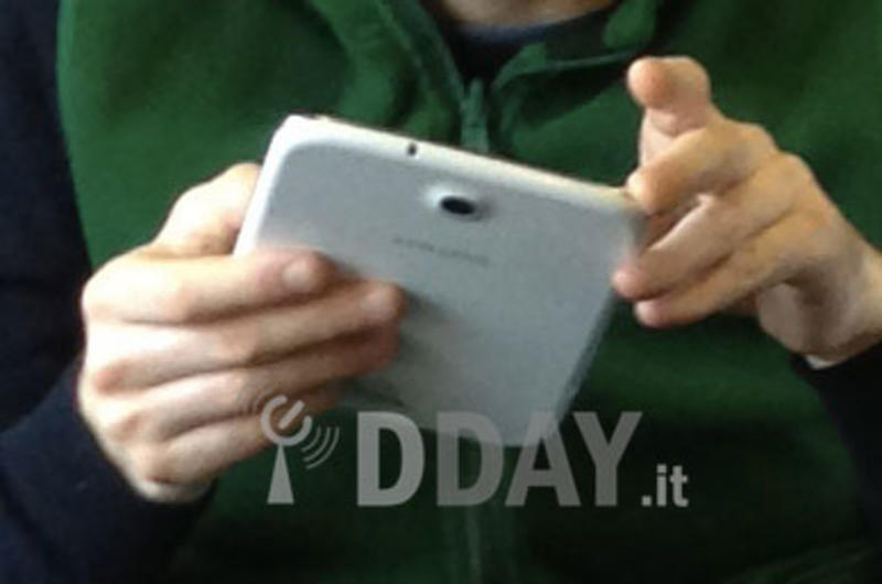 Конкурент iPad mini засветился на фотографиях (ФОТО) / dday.it