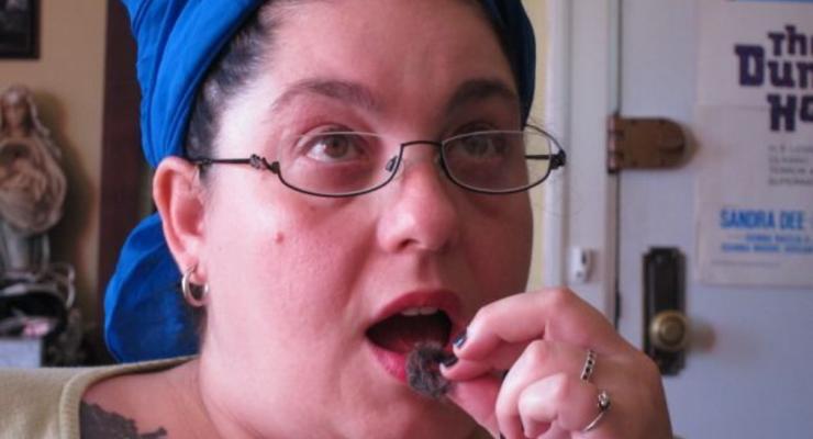 Извращенный вкус: Женщина ест кошачью шерсть (ФОТО, ВИДЕО)