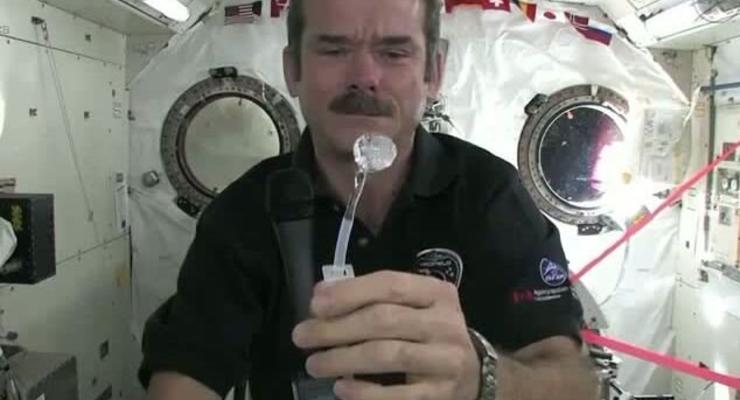 Интересный факт дня: как моют руки в космосе