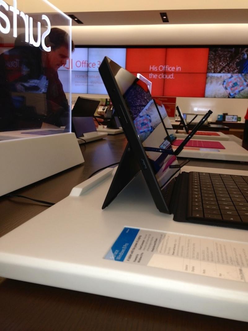 Гладкий и шелковистый: новый планшет от Microsoft уже на прилавках (ФОТО) / Cnet.com: Brooke Crothers