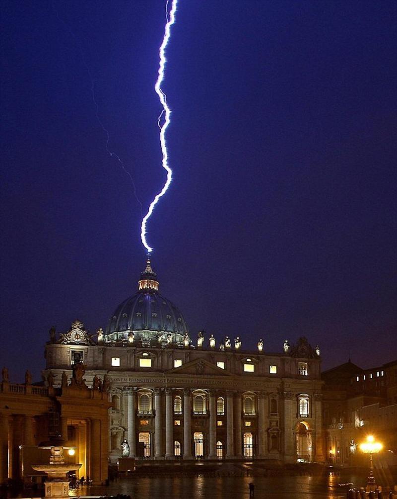Страсти по папе: Предсказание о конце света потрясло мир / dailymail.co.uk