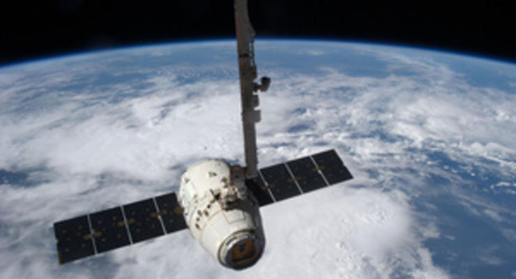 Частный космический корабль Dragon привезет на МКС фрукты